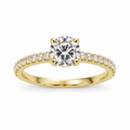 Anillo de oro amarillo 14k con brillante sobre fondo blanco