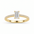 Anillo de oro amarillo 14k con diamante corte esmeralda y pavé en la banda