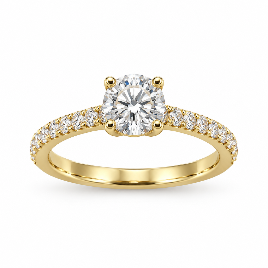 Anillo de oro amarillo sobre fondo blanco, con el diamante mirando a cámara e inclinado hacia delante