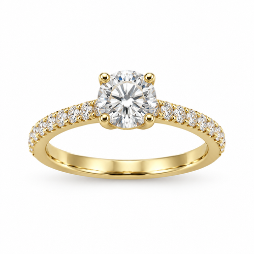Anillo de oro amarillo sobre fondo blanco, con el diamante mirando a cámara e inclinado hacia delante