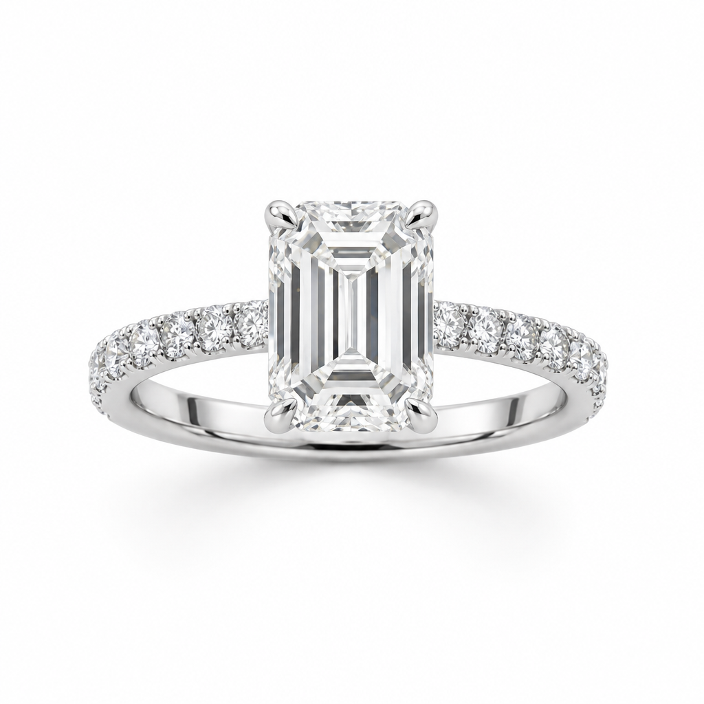 Anillo de oro blanco sobre fondo blanco
